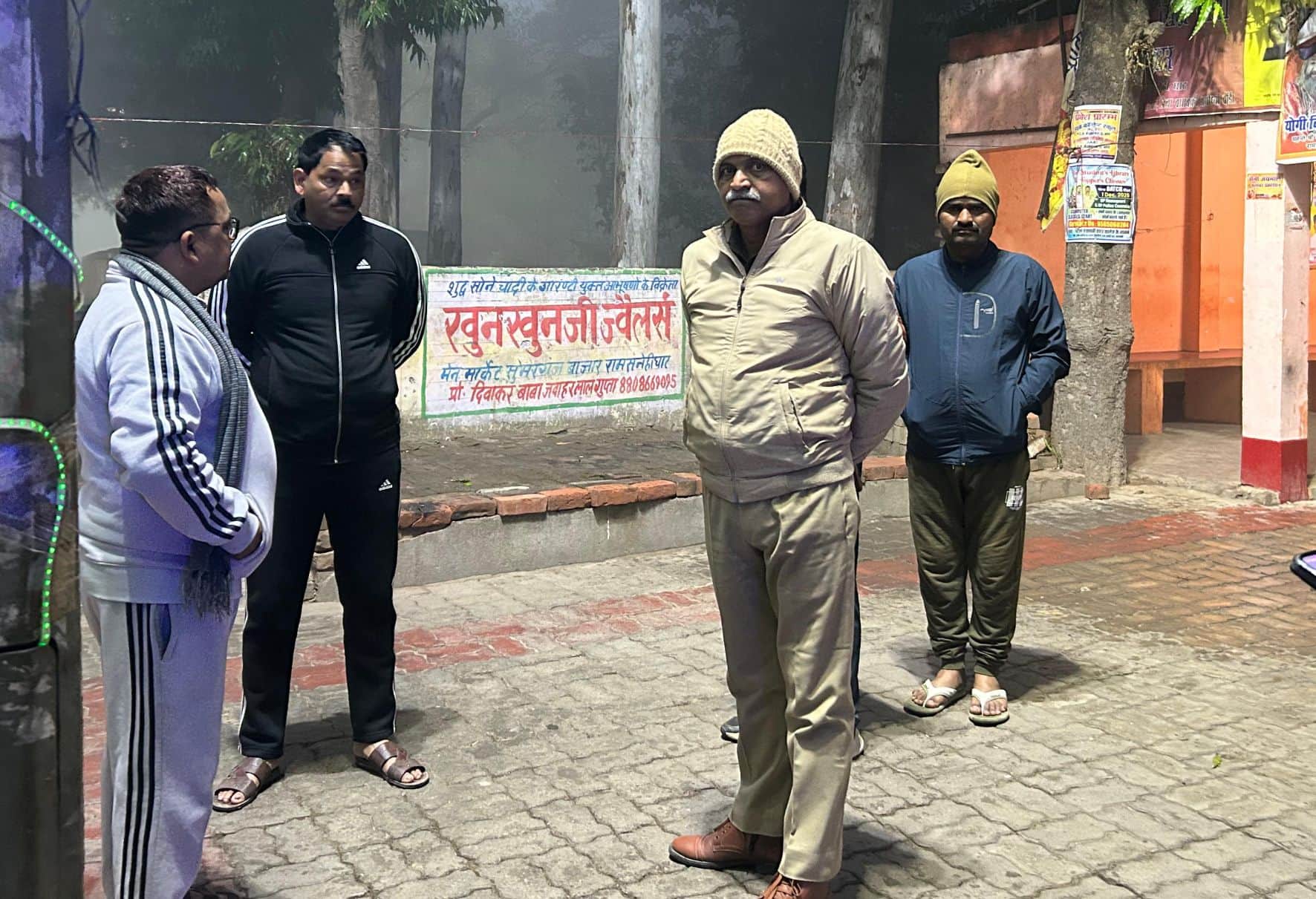 बाबा रामसनेहीदास मंदिर हुई चोर के बाद जांच करने पहुंचे सीओ।