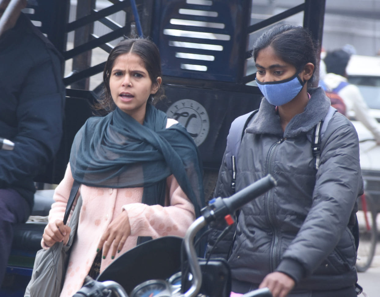Cold wave continues to wreak havoc, farmers' worries increase