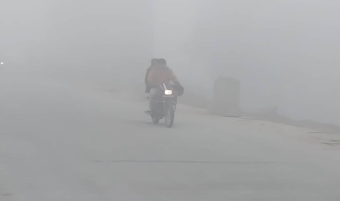 बिजनौर में शनिवार की सुबह छाए कोहरे में जाते बाइक सवार। संवाद