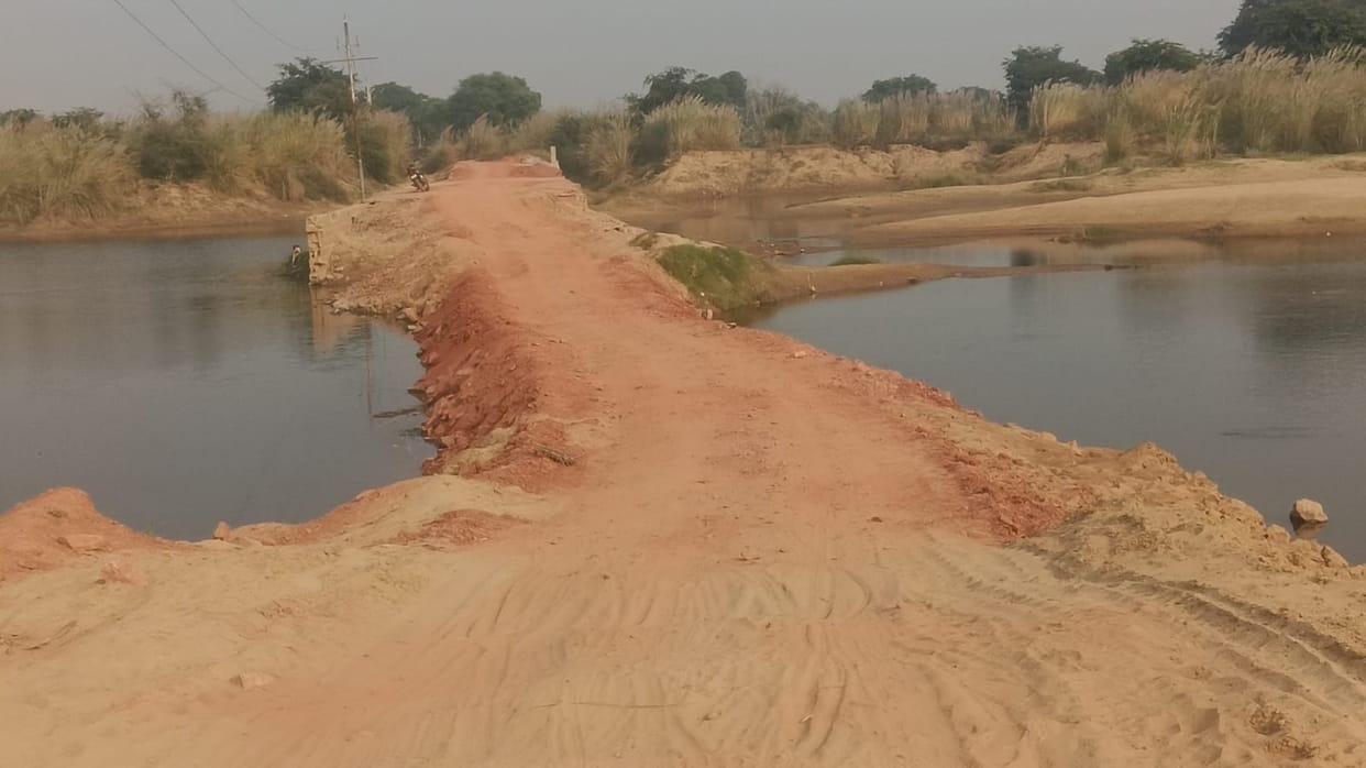 The culvert washed away in the rain has not been repaired even after 6 months, causing problems.