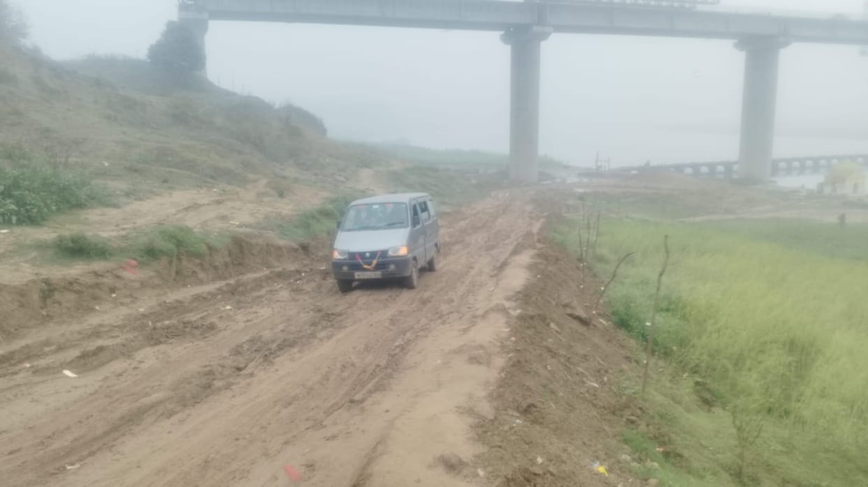 Rain wreaks havoc at Chambal Ghat, vehicles stranded