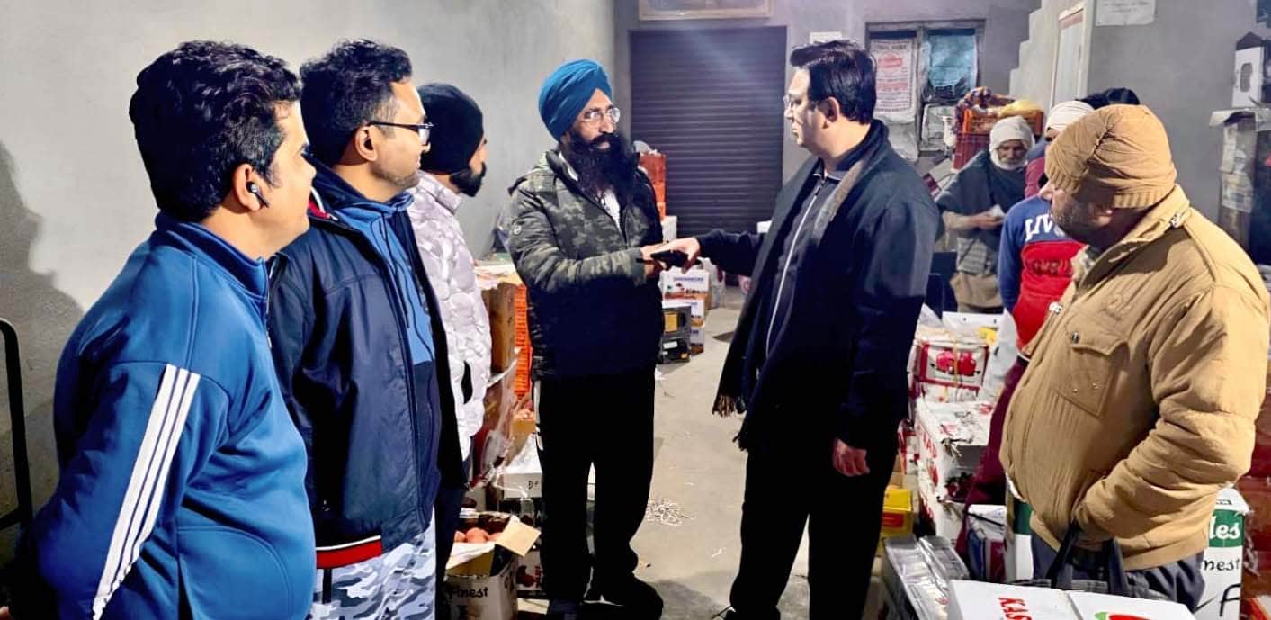 डबवाली।मार्केट कमेटी चेयरमैन सतीश जग्गा सब्जी मंडी का निरीक्षण करते हुए। संवाद