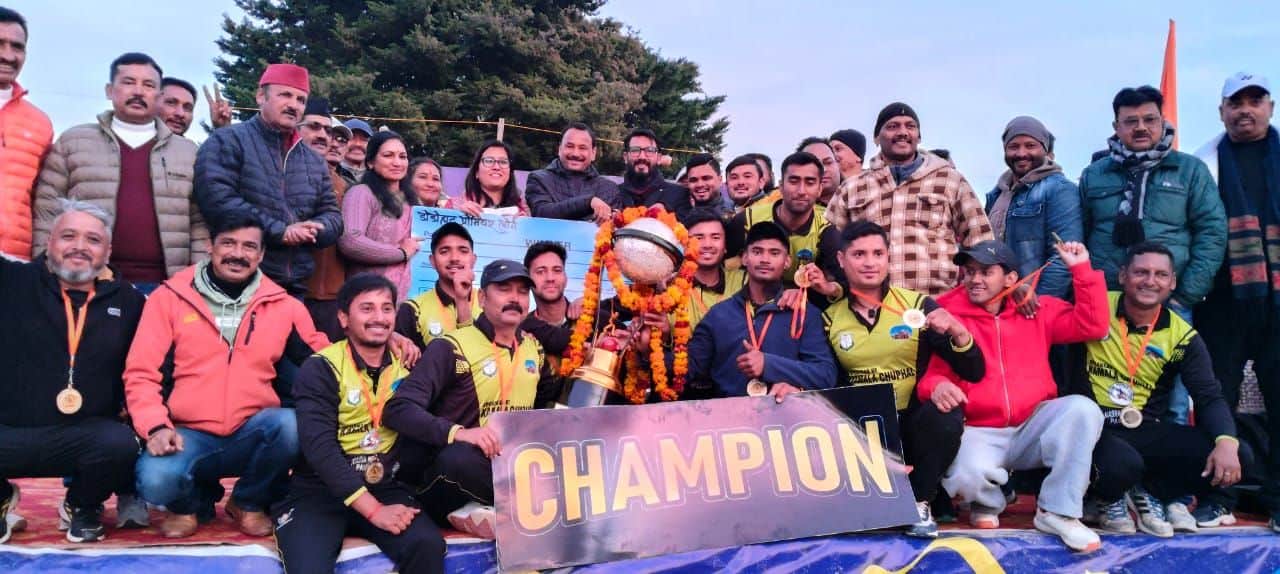 डीडीहाट में विजेता ट्राफी के साथ जेएमएस की टीम।  संवाद