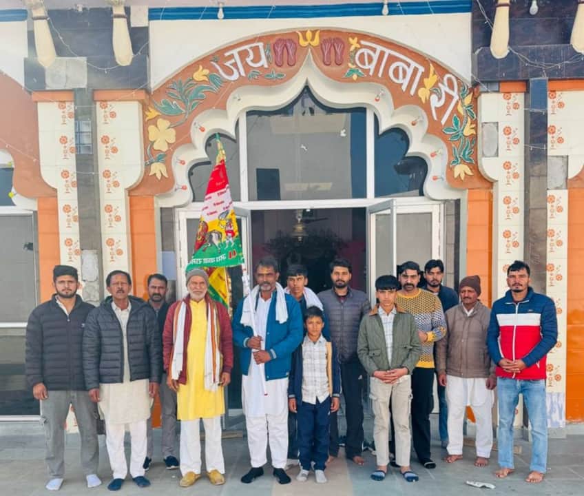 डिंग । डिंग मंडी से रुणेचा धाम के लिए  पैदल डाक ध्वजा को रवाना करते हुए। विज्ञप्ति