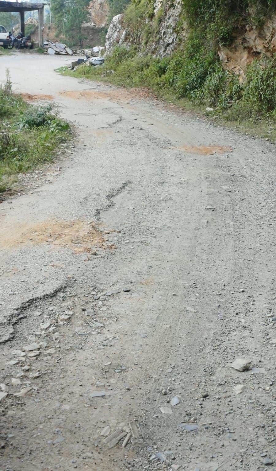 डामर उखड़ने से बदहाल हुई नैनीपातल-मड़मानले सड़क। स्रोत : ग्रामीण 