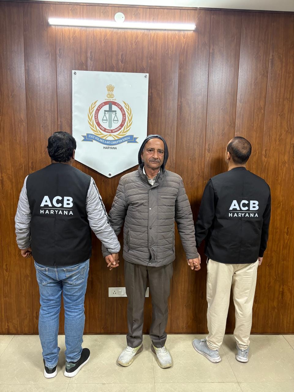 SI accused of taking bribe is on remand, victim meets DSP