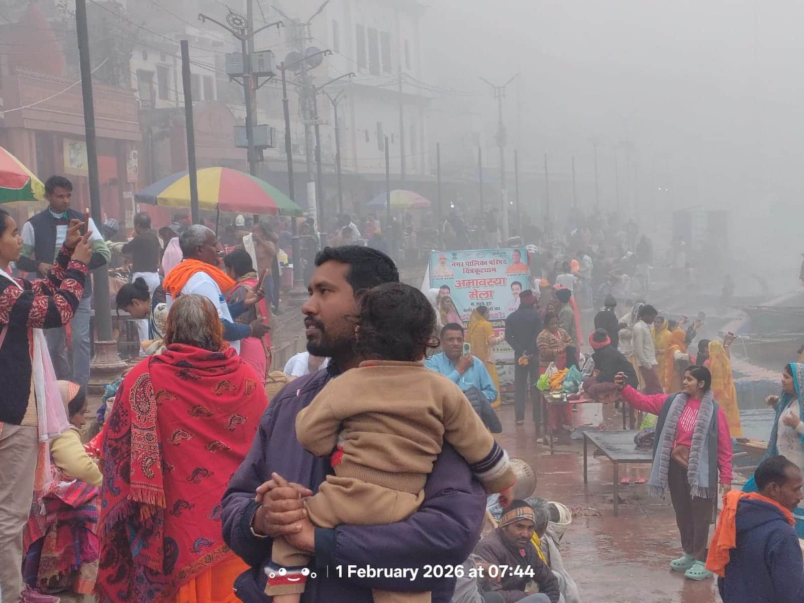 फोटो 01सीकेटीपी 01 माघी पूर्णिमा पर रामघाट पर मंदाकिनी नदी में स्नान करते श्रद्धालु। संवाद