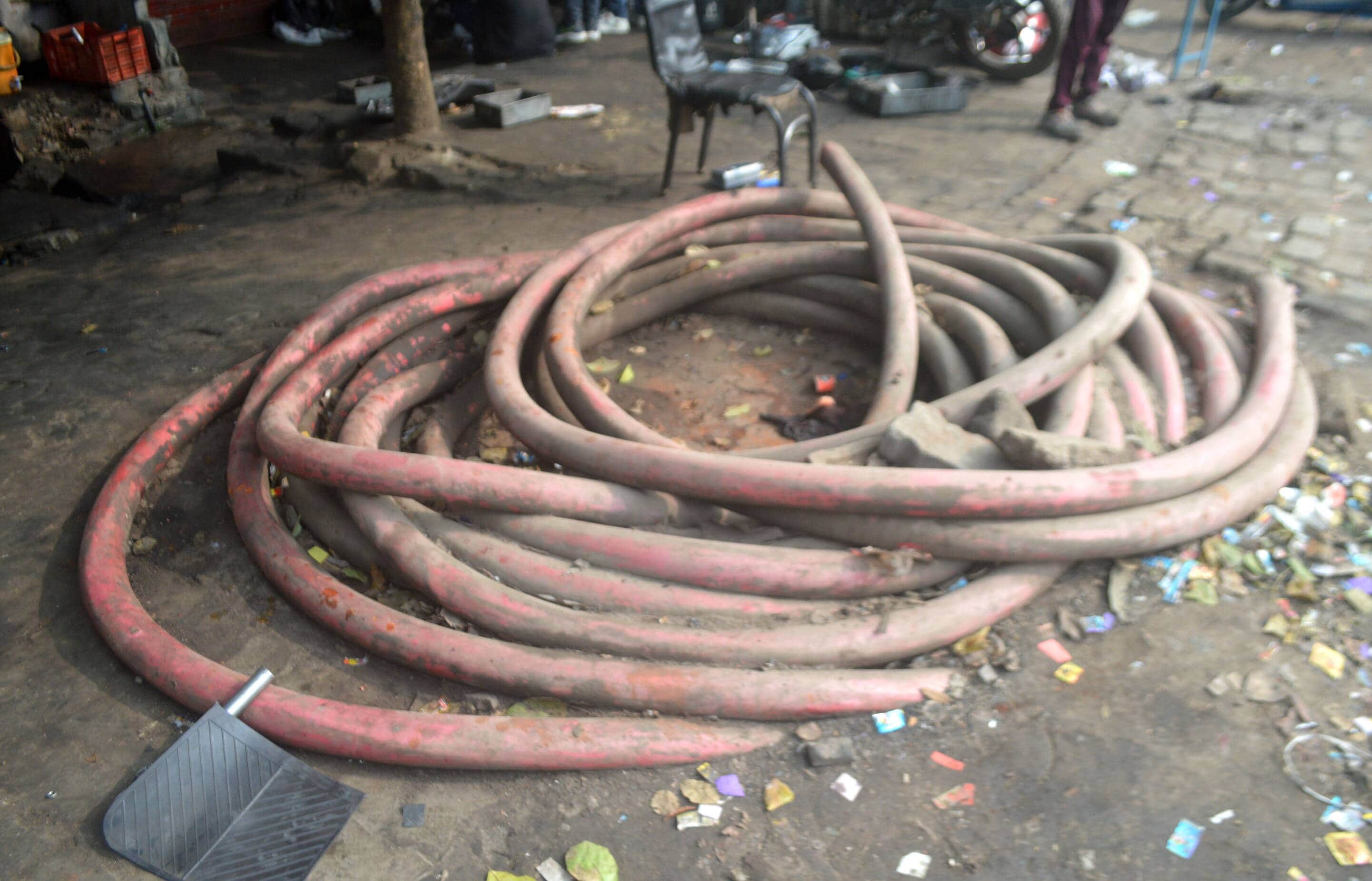 फोटो-03- लखनऊ रोड पर पड़ी विद्युत केबिल। संवाद