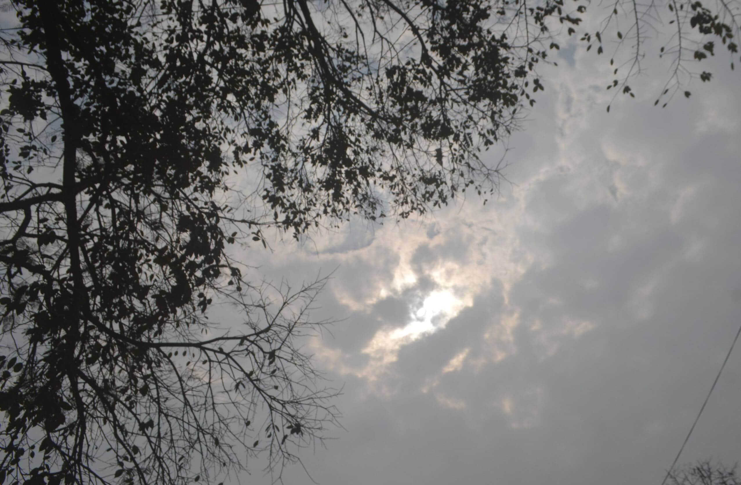 फोटो-04- आसमान में छाए बादल। संवाद