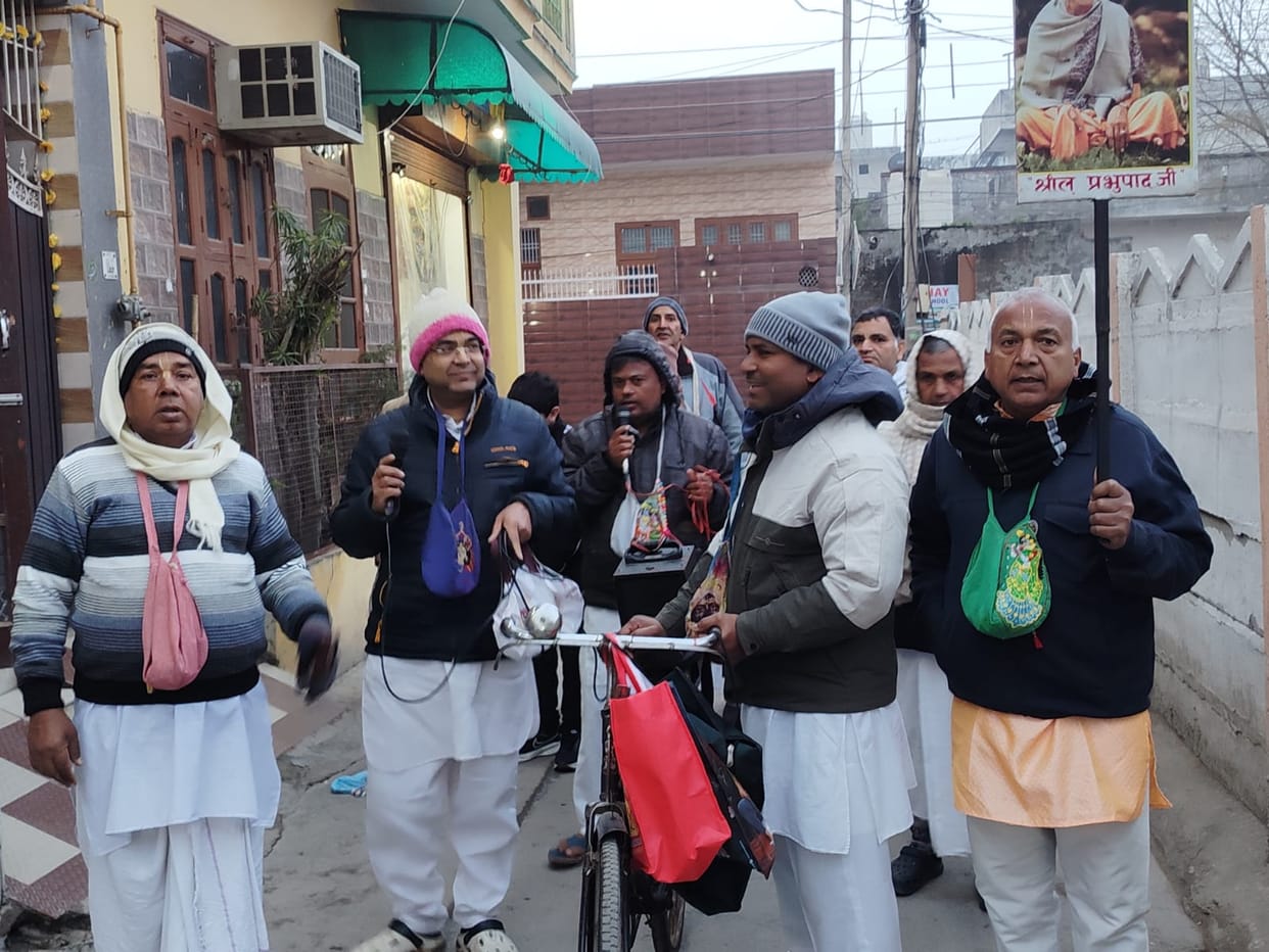 A procession was taken out with devotional singing of Hari's name, praising the glories of Hari.