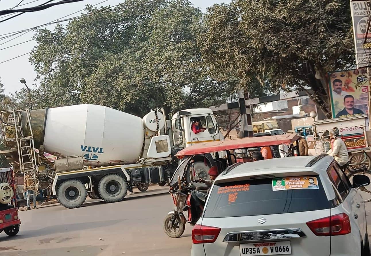 फोटो-15-बैरियर लगा होने से हरदोई रोड पुल पर रुका ट्रक और लगा जाम। संवाद