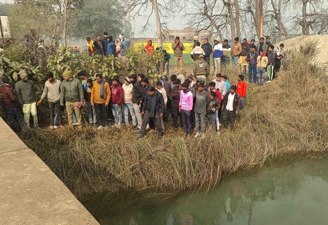 फोटो-18- बावन में शारदा नहर के किनारे लगी ग्रामीणों की भीड़। संवाद