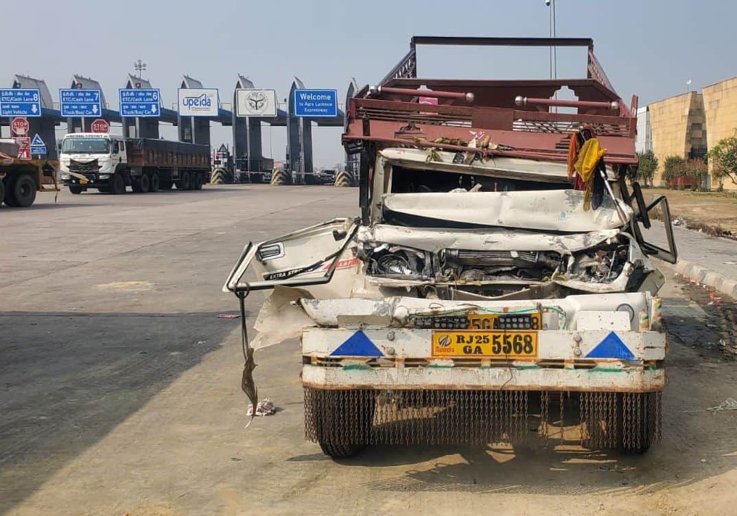 फोटो-20- आगरा एक्सप्रेसवे के रेवरी ट्रोल प्लाजा पर खड़ा क्षतिग्रस्त लोडर। संवाद