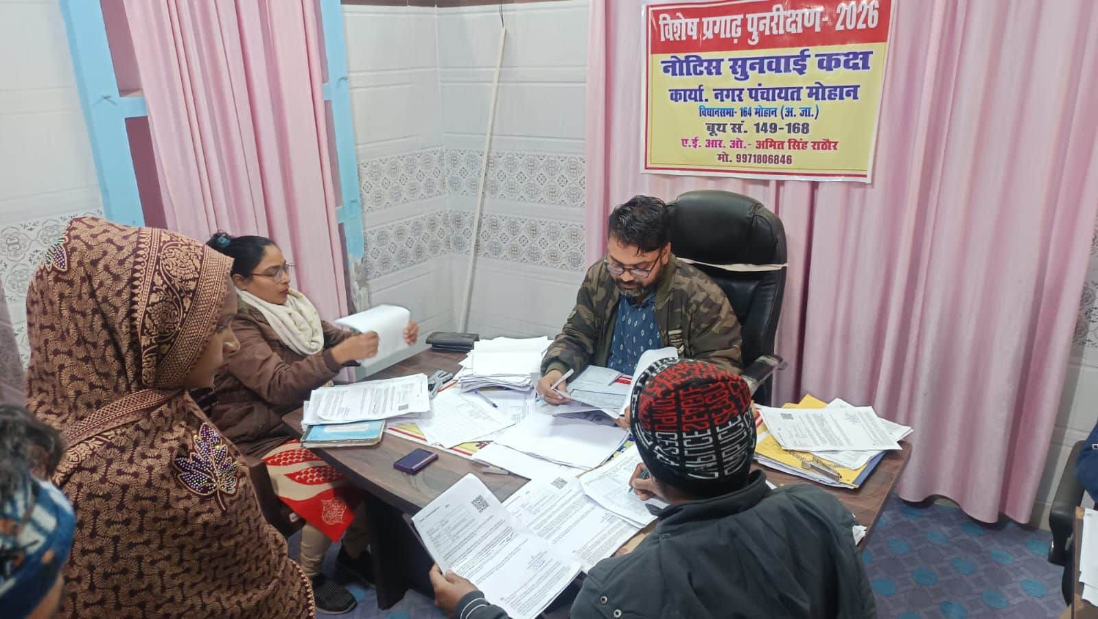 फोटो-28- मोहान में मतदाताओं के प्रपत्र जमा करते बीएलओ अमित राठौर। संवाद