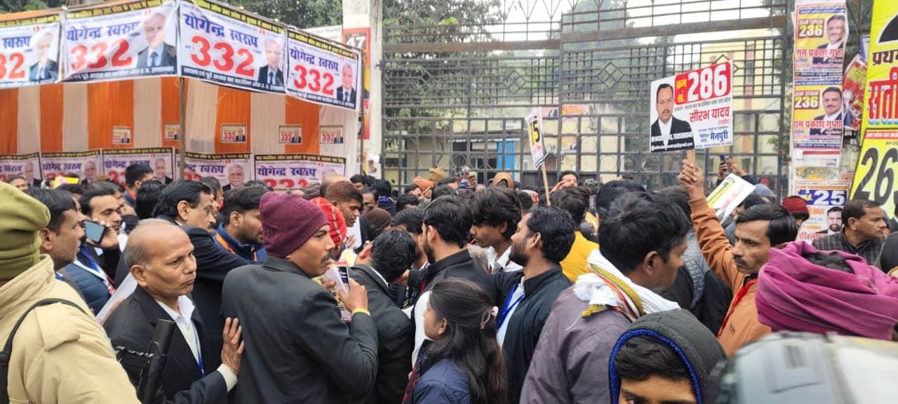 फोटो- 29-मतदान करने के लिए न्यायालय गेट पर लगी अधिवक्ताओं की भीड़। संवाद