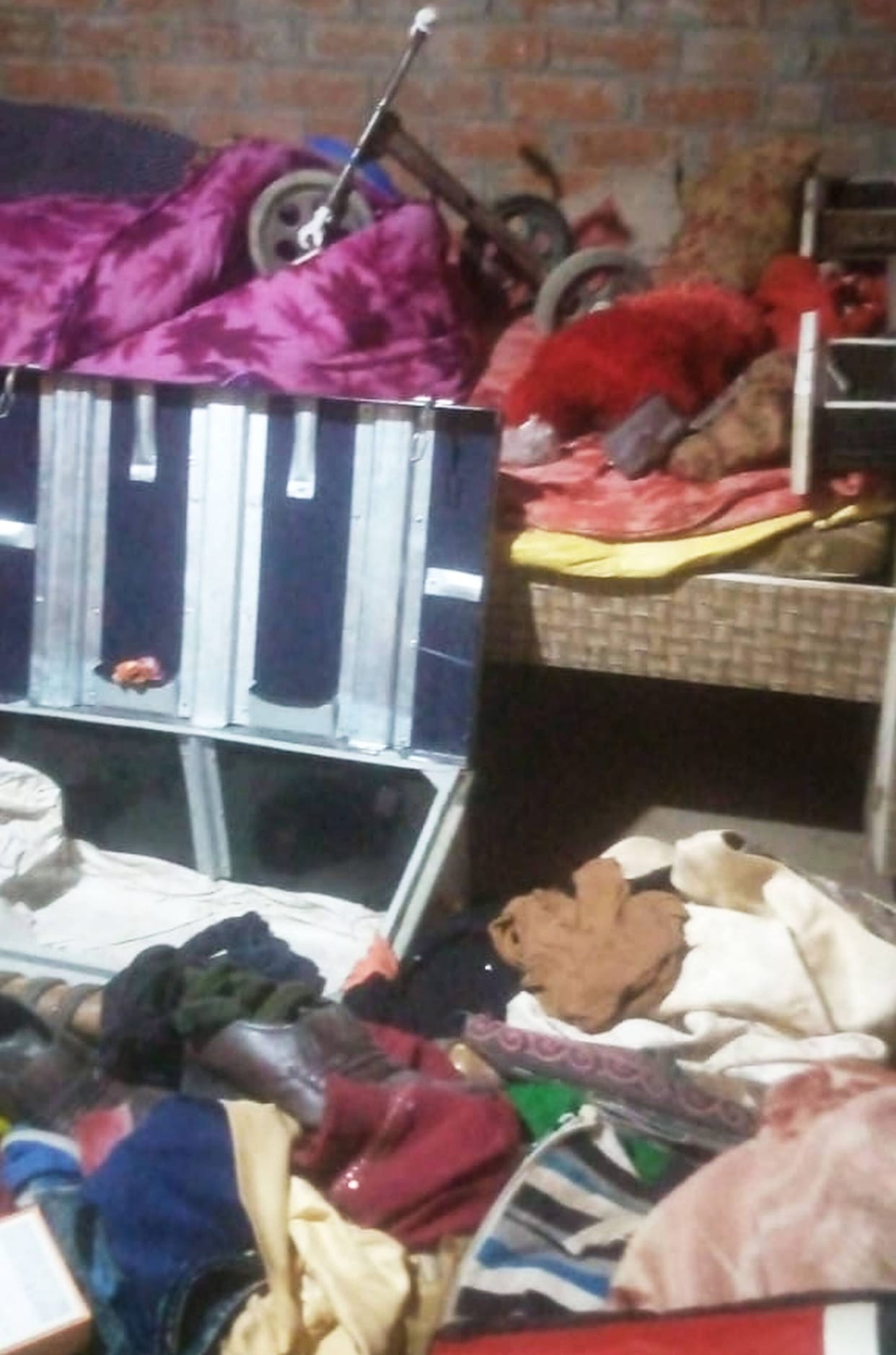 Six lakh rupees stolen from the house of two brothers by breaking the lock