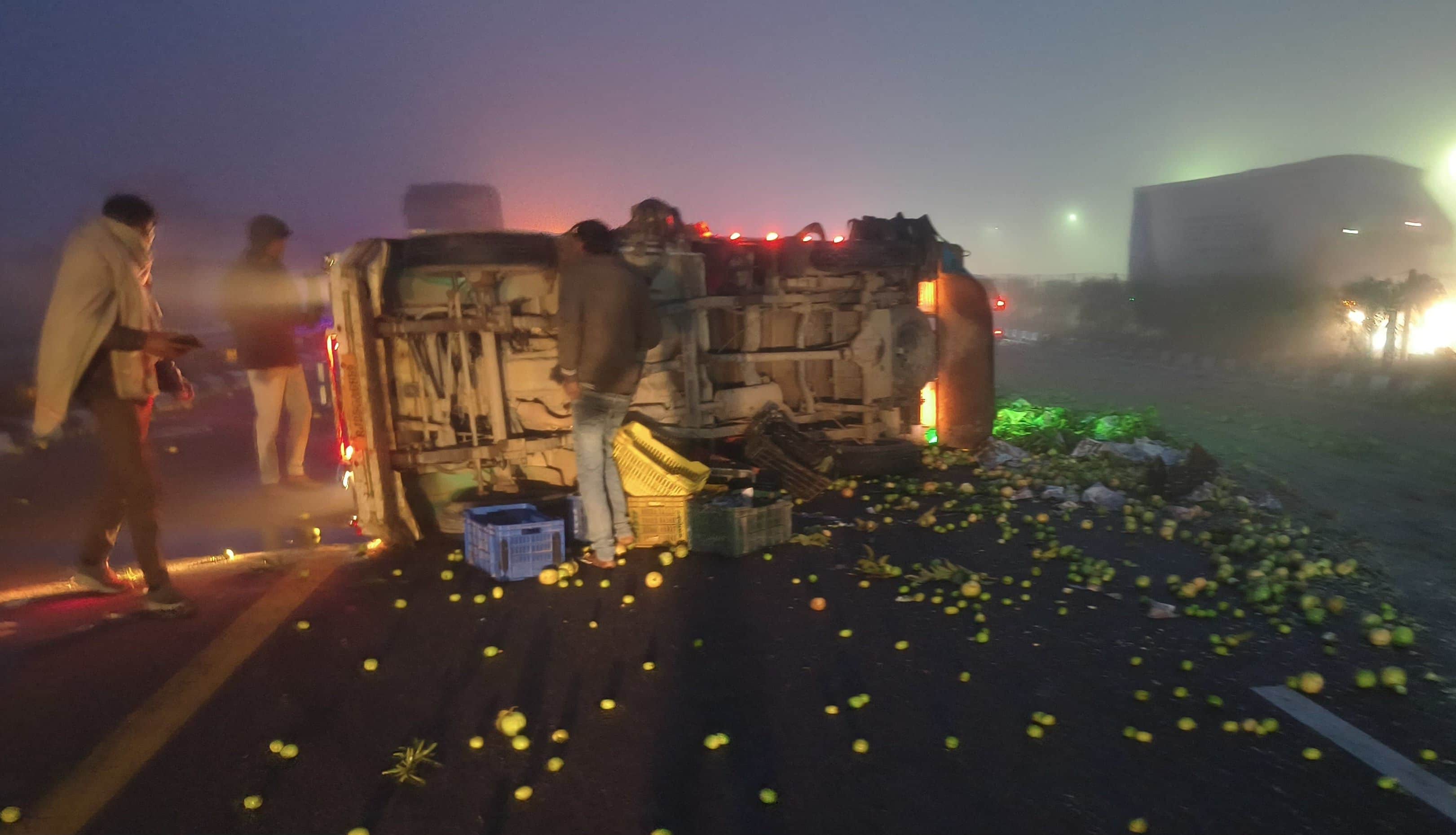 फोटो-33- एक्सप्रेसवे पर पलटा अमरूद लदा लोडर। स्रोत: यूपीडा