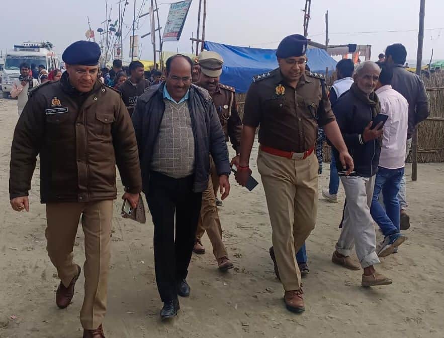 फोटो-38-राजघाट पर लगे मेले में भ्रमण करते एएसपी पूर्वी, एसडीएम और सीओ। संवाद &nbsp;