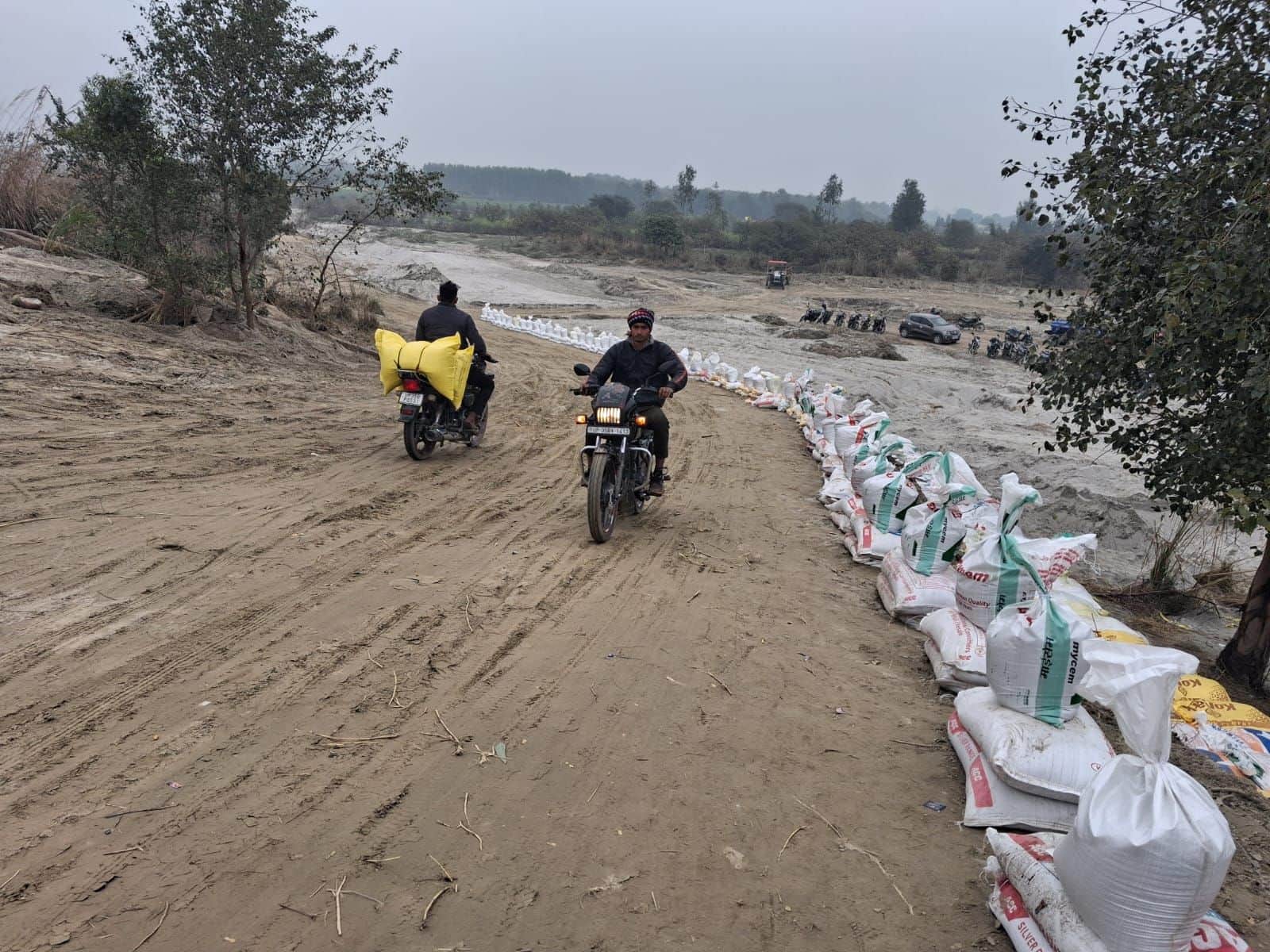 फोटो-6-कालीमिट्टी-शिवराजपुर मार्ग पर बने वैकल्पिक रास्ते से निकलते बाइक सवार। संवाद