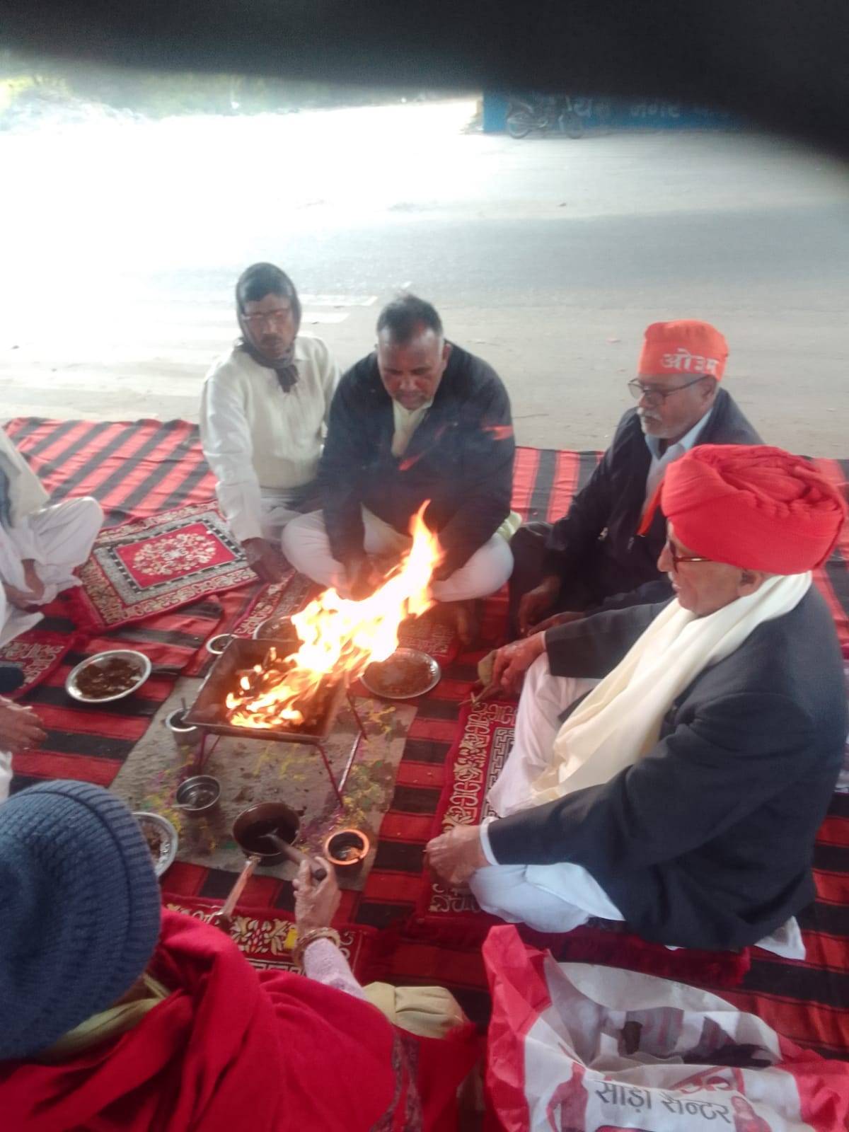 A Yagna (fire ritual) was organized at Maharshi Dayanand Chowk.