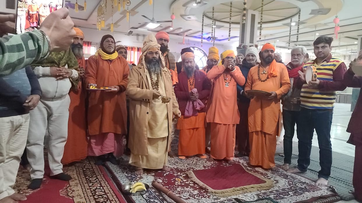 The flag was hoisted at Dera Baba Lakshmanpuri, and devotees sought blessings from the saints.