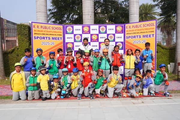 फोटो स्रोत स्कूल। आर आर पब्लिक स्कूल में खेल प्रतियोगिता में विजयी खिलाड़ी