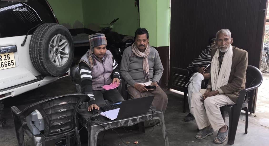 फोटो28सहावर में ओटीएस शिविर में बिल जमा करते लोग।संवाद