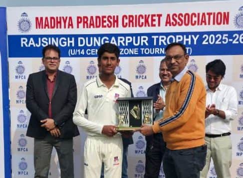 फोटो31मध्य प्रदेश में क्रिकेट खिलाड़ी अरनव बेलौटिया को सम्मानित करते अतिथि ।स्रोत:स्वयं