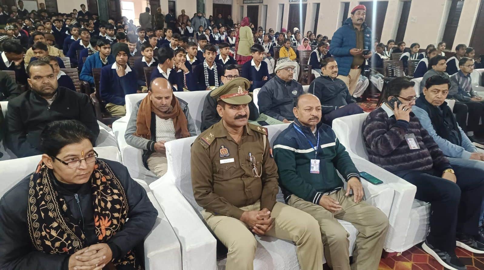 फोटो32राष्टीय सड़क सुरक्षा माह के समापन कार्यक्रम में मौजूद लोग। संवाद