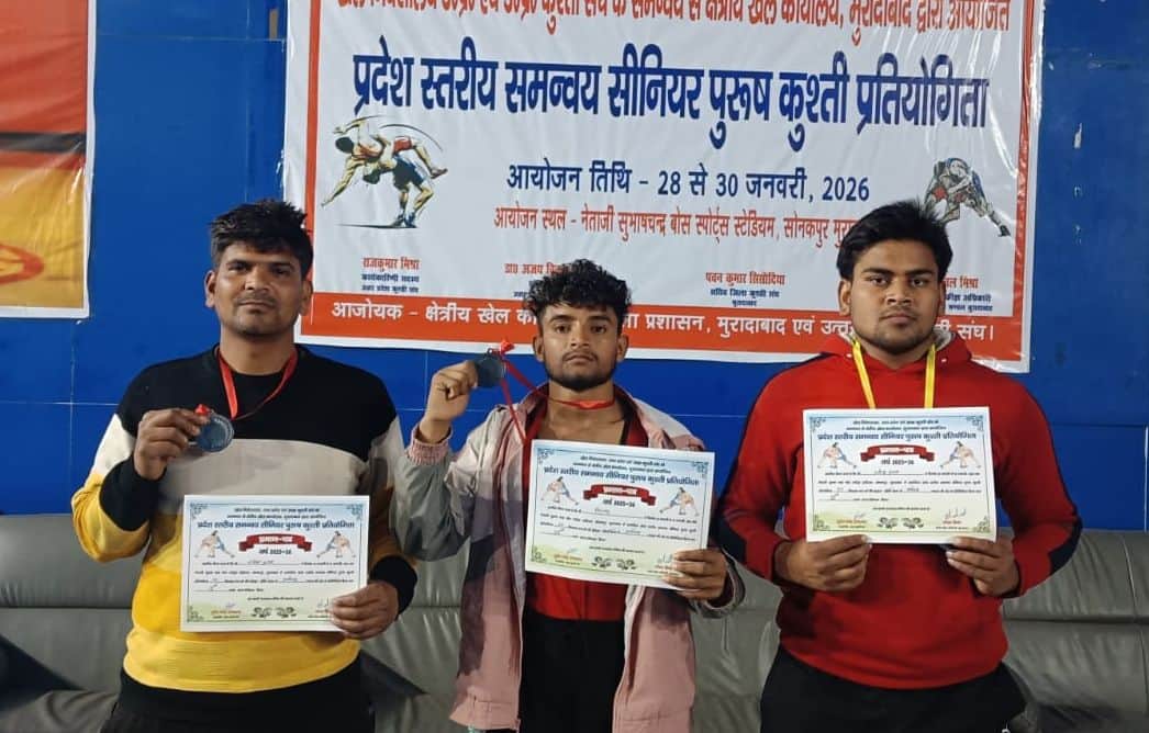 फोटो42कुश्ती प्रतियोगिता में विजेता खिलाड़ी प्रमाण पत्र व मेडल दिखाते हुए। स्रोत:विभाग