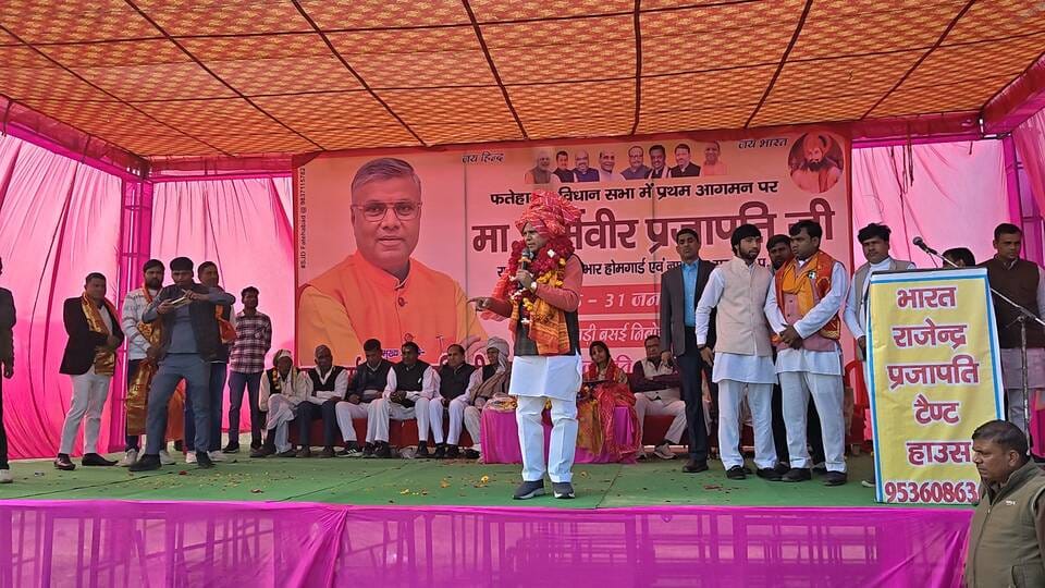 People of the society welcomed Dharamveer Prajapati