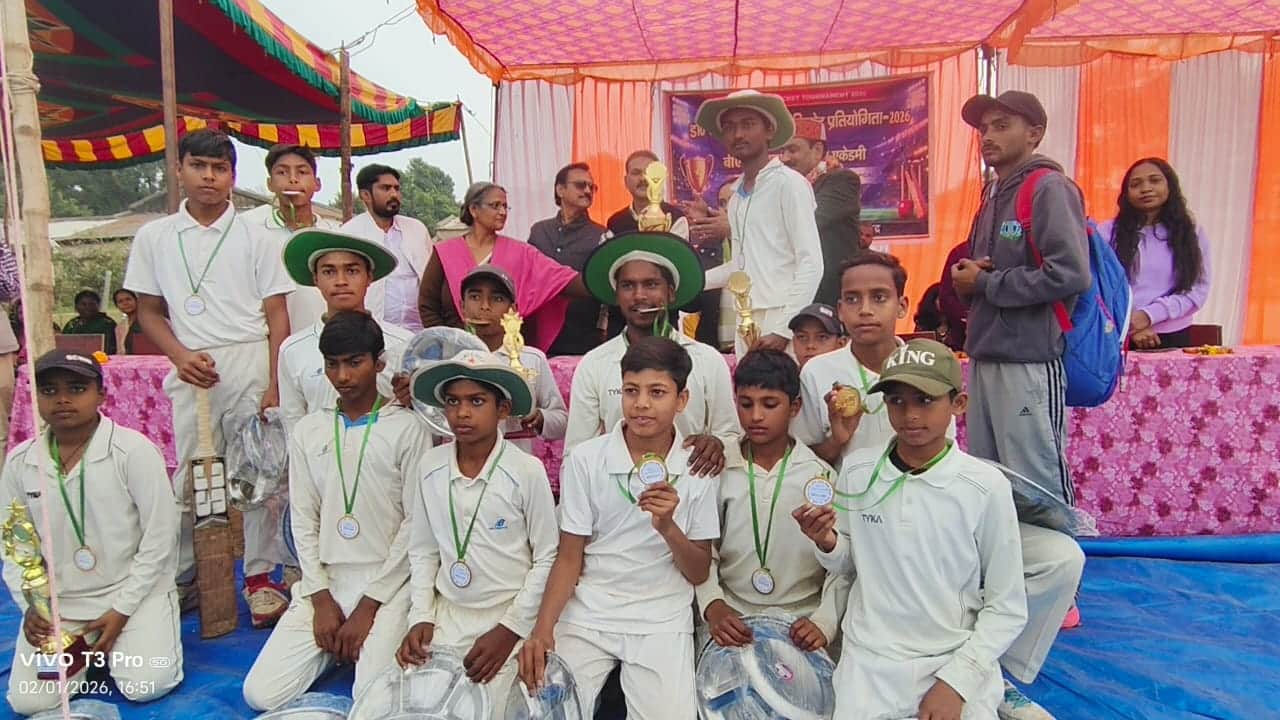 गोविंदपुर में फाइनल मुकाबला जीतने के बाद ट्रॉफी के साथ शाहगंज की टीम