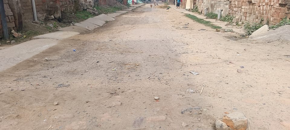 The road leading to Kadipur Basti has turned into a pit.