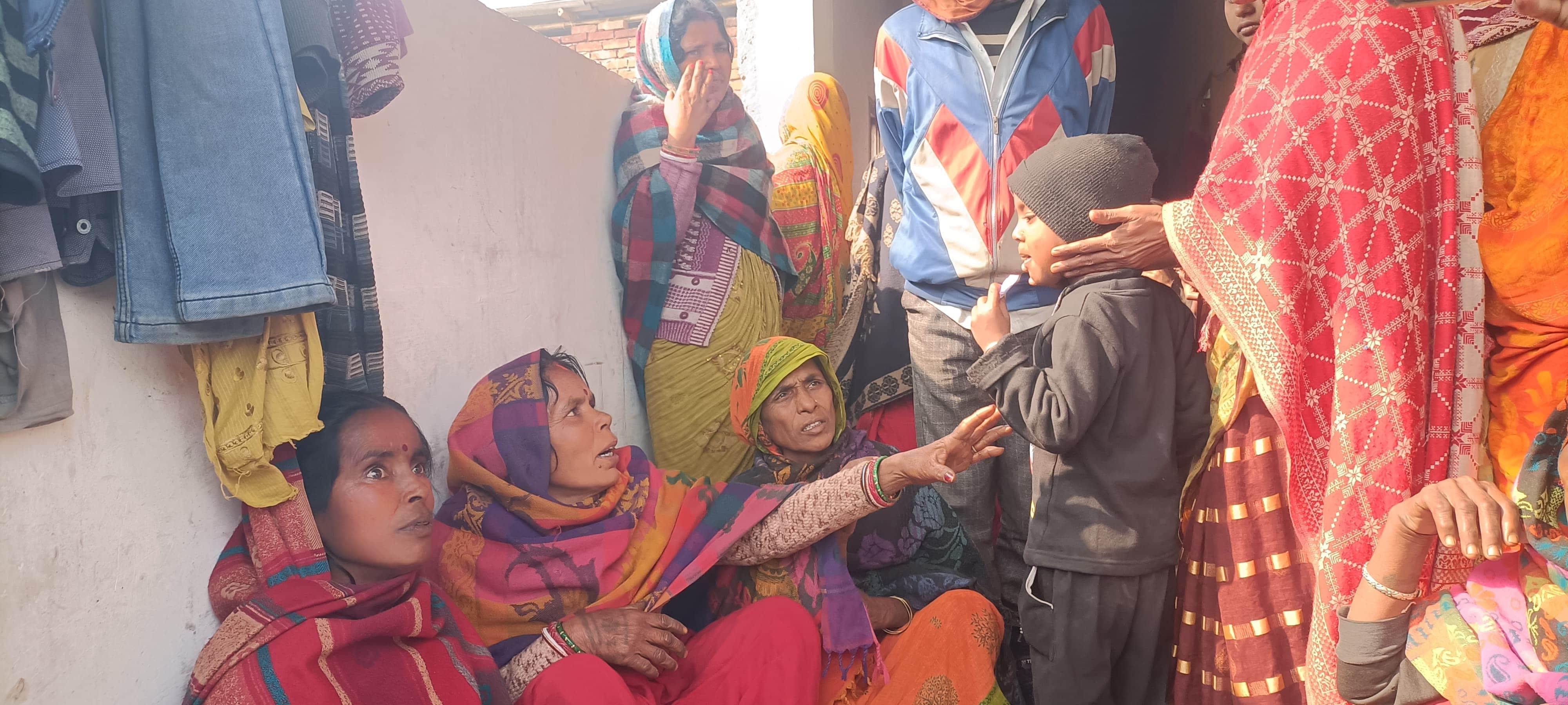 घटनास्थल पर मौजूद परिजन व ग्रामीण