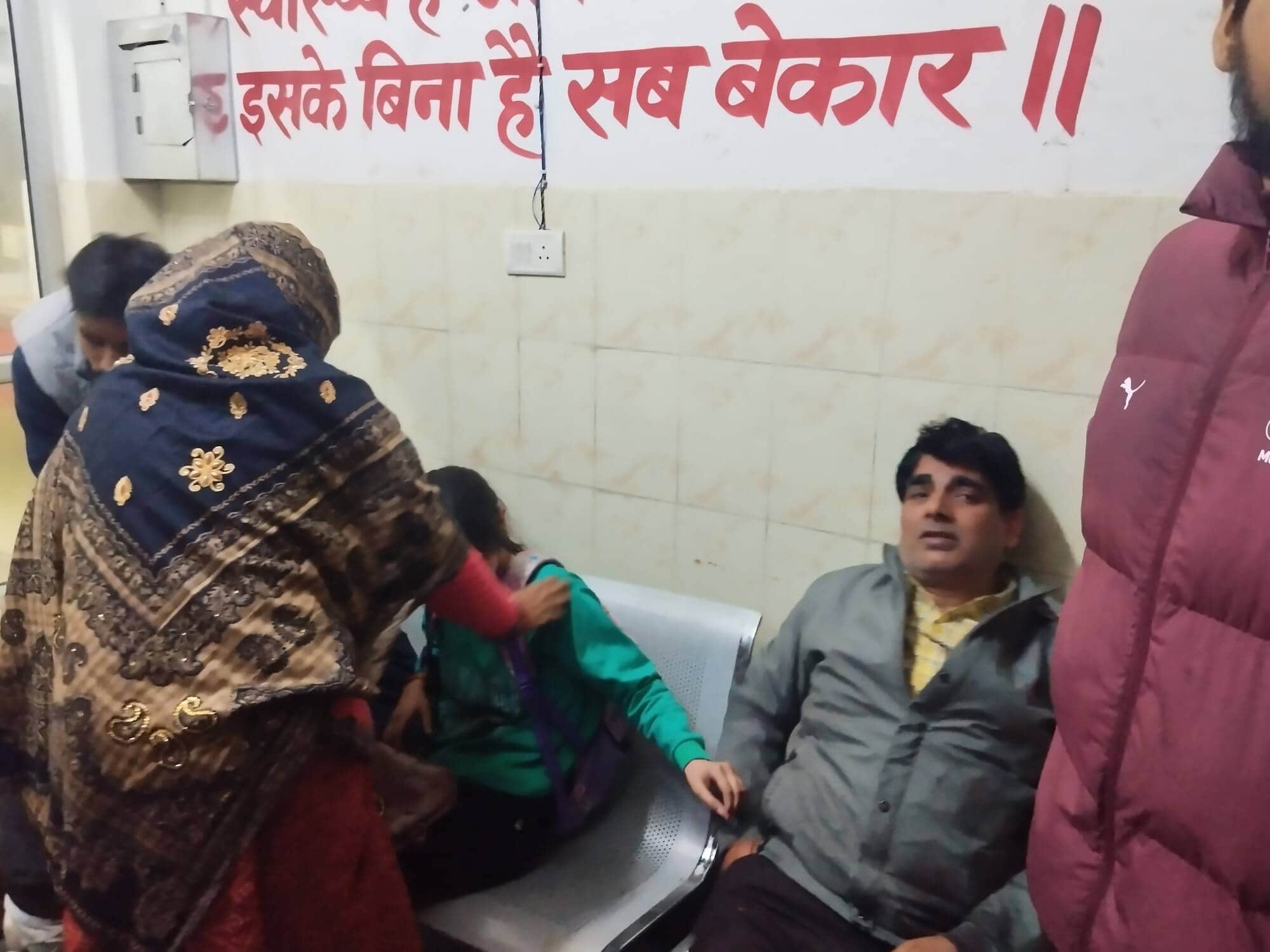 हैदरगढ़ सीएचसी में सड़क हादसे में महिला की मौत के बाद रोते बिलखते परिवारीजन।