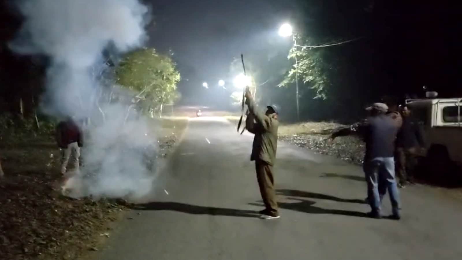 हाथियों को पटाखे फोड़कर व हवाई फायरिंग कर वनों में ही रोका वाली खबर का फोटोकालागढ़ में मुख्यम