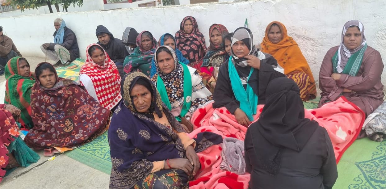 The district president of the Bhakiyu Mahila Morcha sat on a dharna outside the police station.