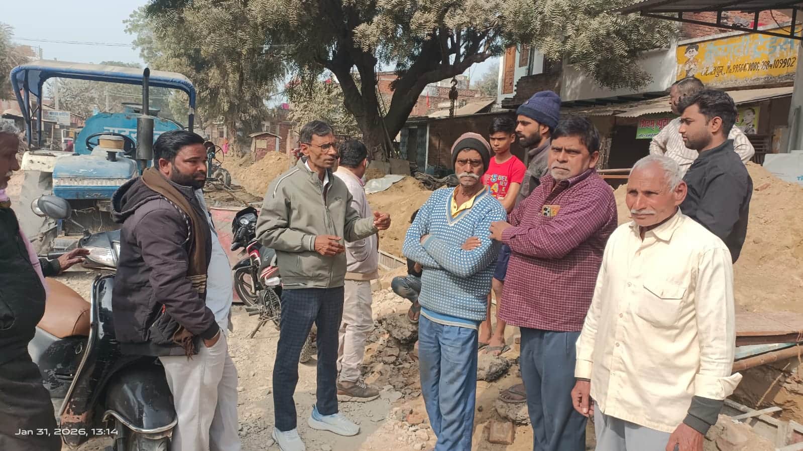 जलालपुर कस्बा में मानक का ध्यान न रखते हुए बन रही नाली का विरोध करते लोग। संवाद