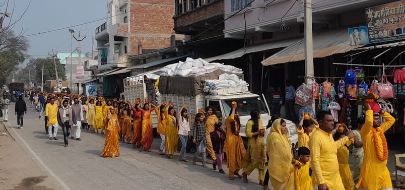 101 girls took out a Kalash Yatra, Gayatri Maha Yagya and Shrimad Bhagwat Katha began.