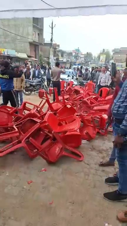 करेरा में कुर्सी तोड़ दी गई