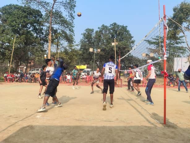 कोठी कस्बे में वॉलीबॉल टूर्नामेंट में अपना दम खम दिखाते खिलाड़ी।