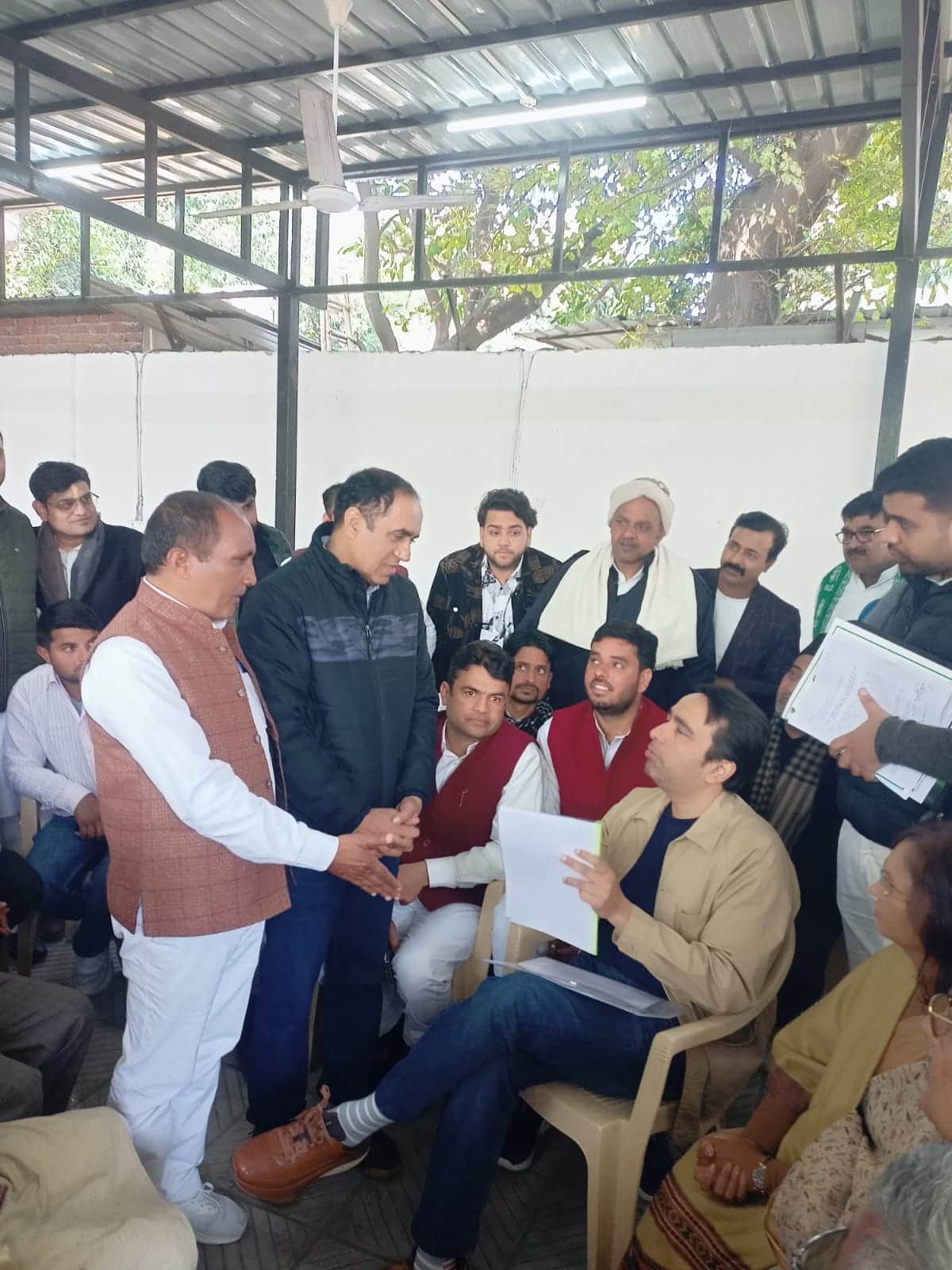 केंद्रीय मंत्री जयंत चौधरी से वार्ता करते बिजनौर के शिक्षक श्रोत शिक्षक