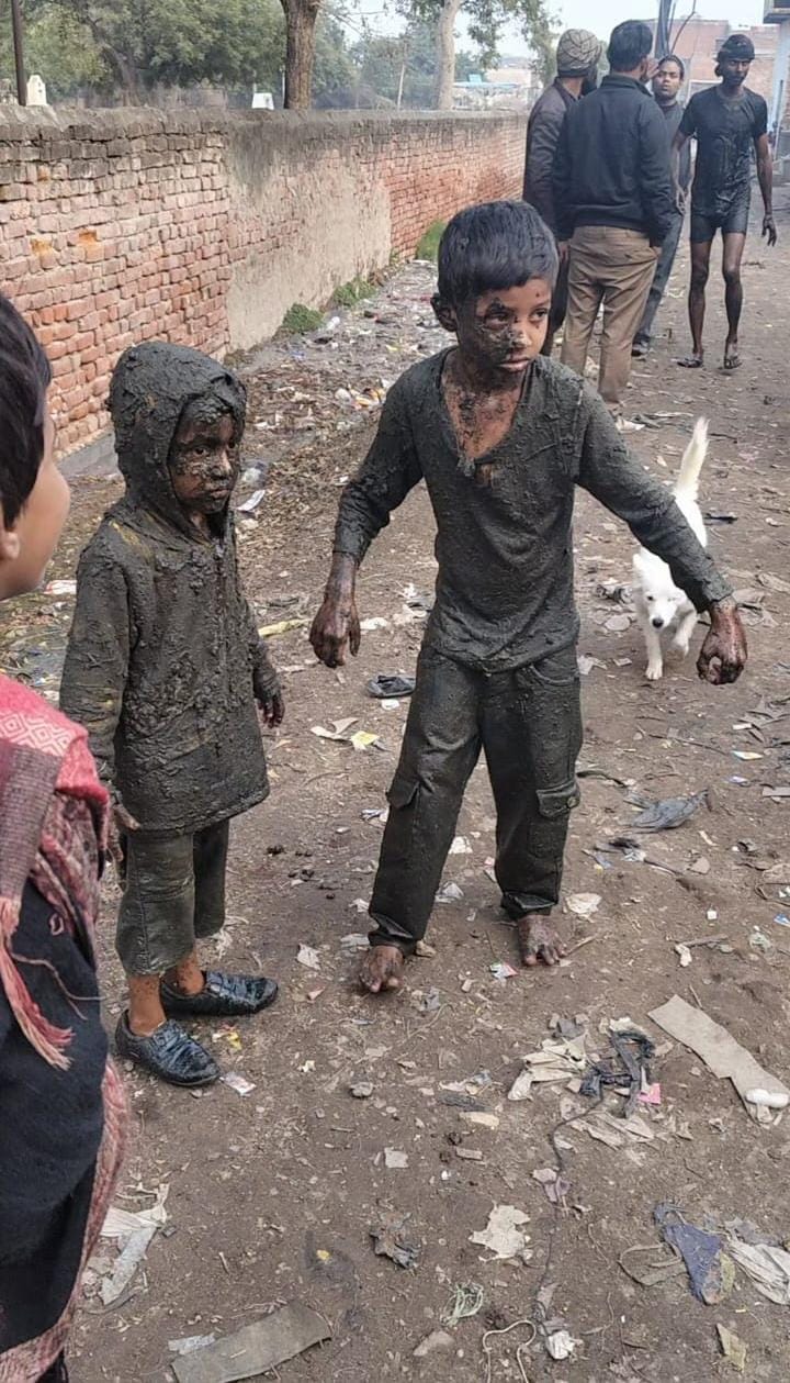 Children playing outside the house fell into the drain, a young man saved their lives.