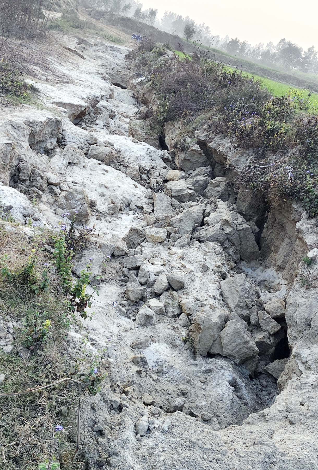 Illegal mining near Mirpur; allegations of investigation and report submission in Motipur.