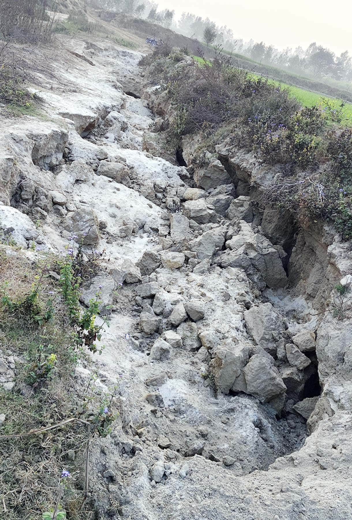 खनन का प्वाइंट नंबर दो-भैंसी नदी में मीरपुर और फत्तेपुर लुकटहा के पास हुआ खनन। संवाद