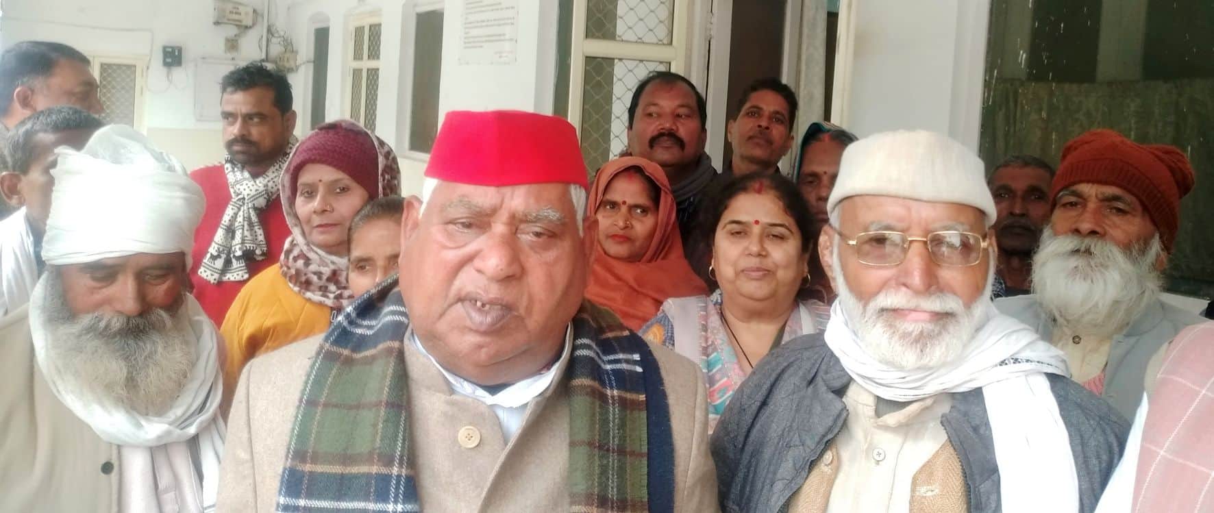 लोक निर्माण विभाग के डाक बगले  में आयोजित समीक्षा बैठक में भाग लेने आए   अयाध्या सांसद अवधेश  प