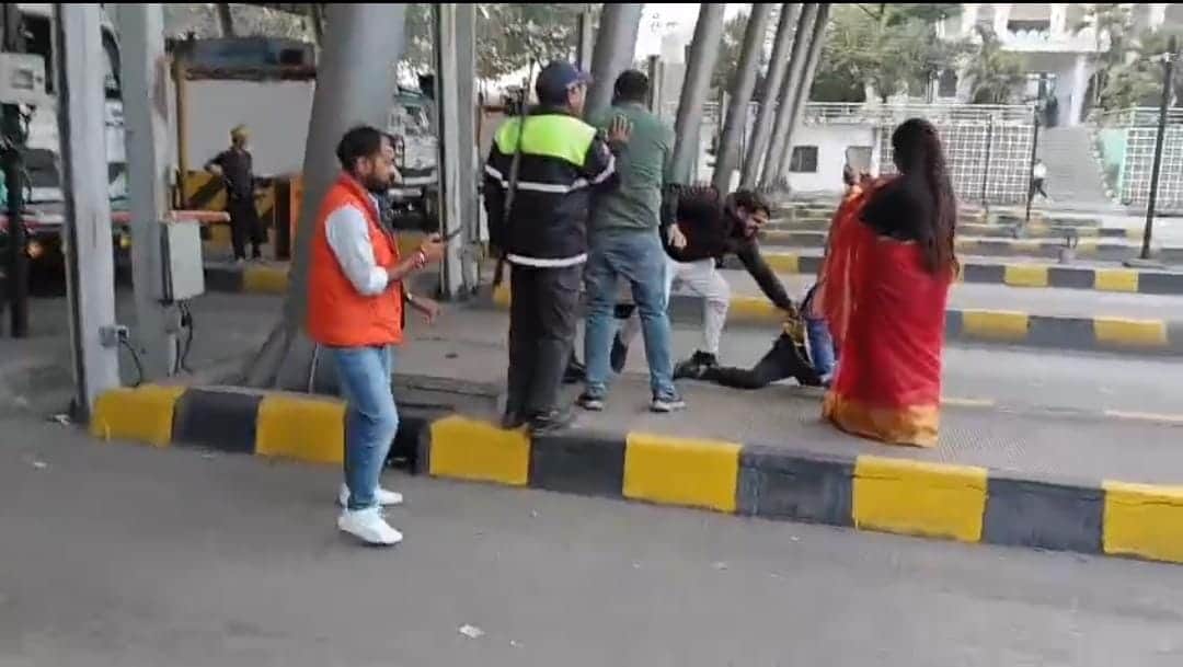 लोढ़ी टोल बूथ पर मारपीट के बाद हंगामा करता पीड़ित पक्ष।