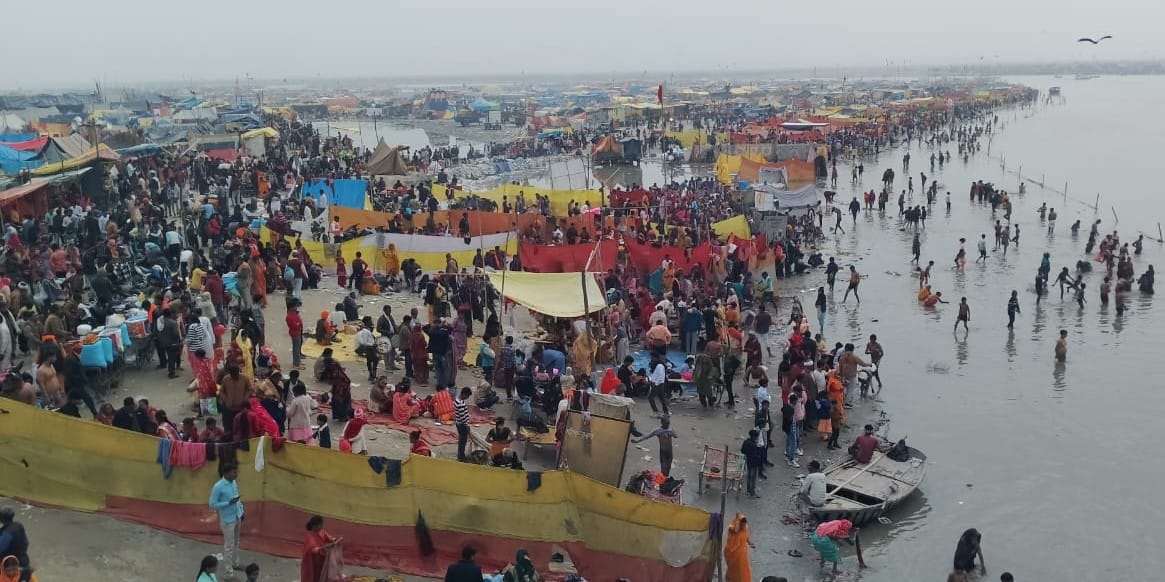 On Magh Purnima, thousands of devotees took a holy dip in the Ganges River at Dhai Ghat to observe the auspicious occasion.