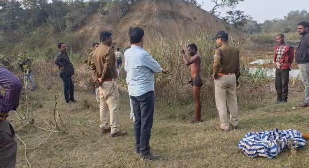 मौके पर जांच करती पुलिस।