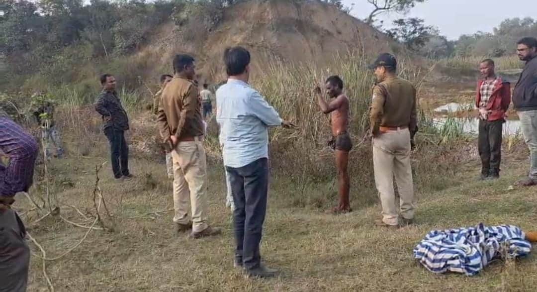 मौके पर जांच करती पुलिस।